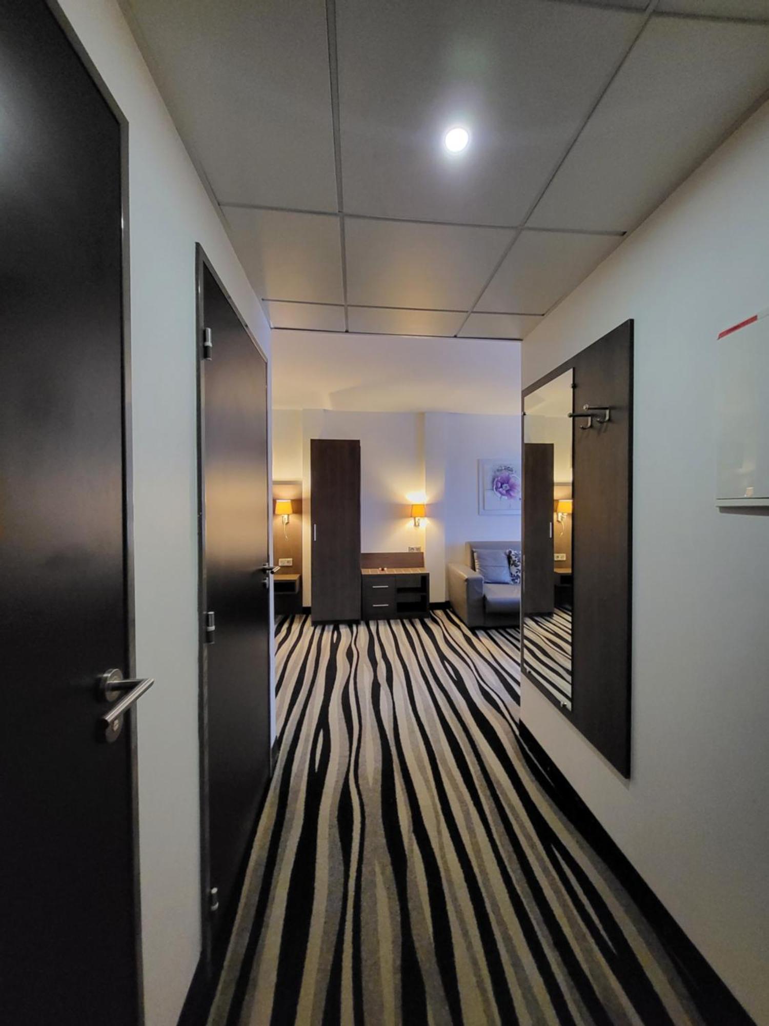 Kyriad Saint Quentin En Yvelines - Montigny Exterior foto