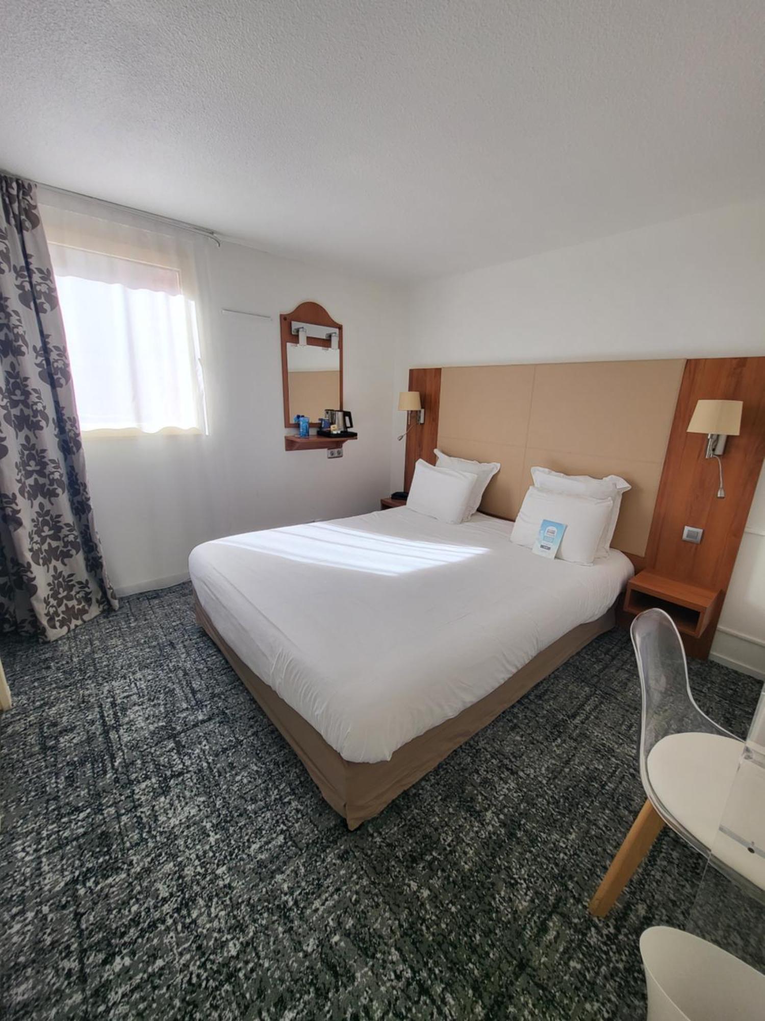 Kyriad Saint Quentin En Yvelines - Montigny Exterior foto