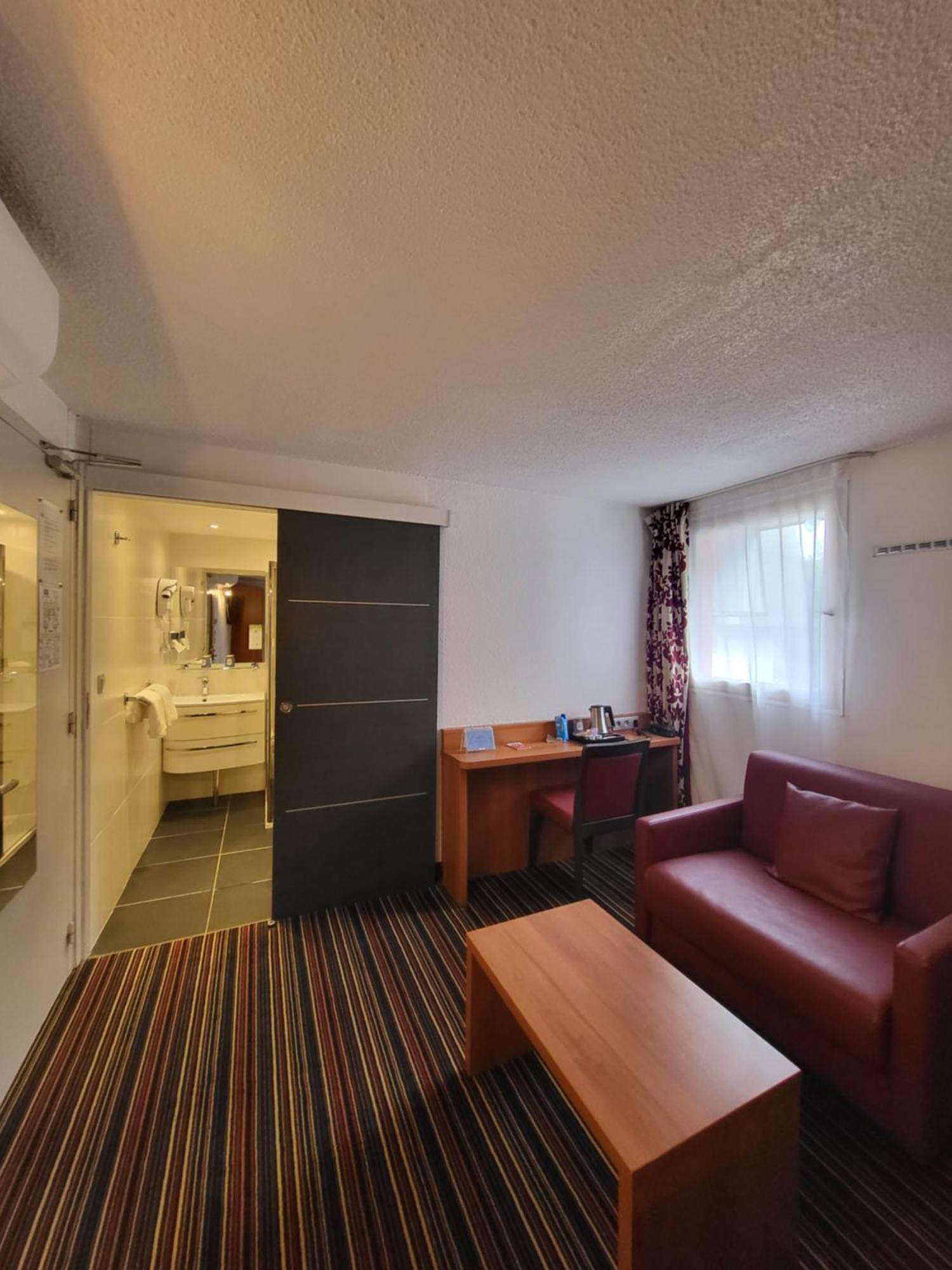 Kyriad Saint Quentin En Yvelines - Montigny Exterior foto