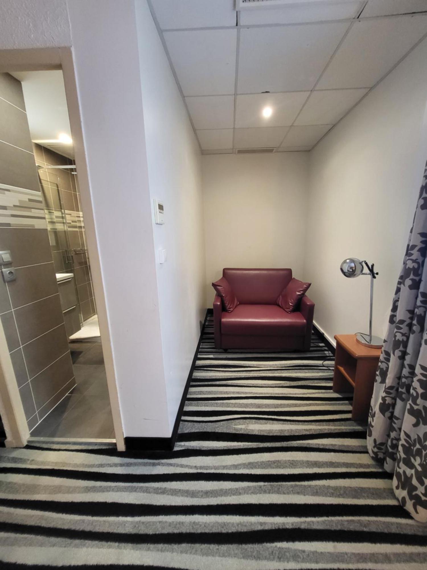 Kyriad Saint Quentin En Yvelines - Montigny Exterior foto