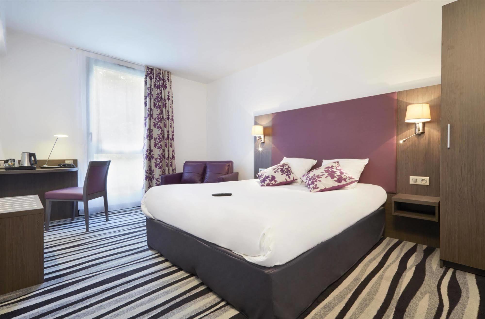 Kyriad Saint Quentin En Yvelines - Montigny Exterior foto
