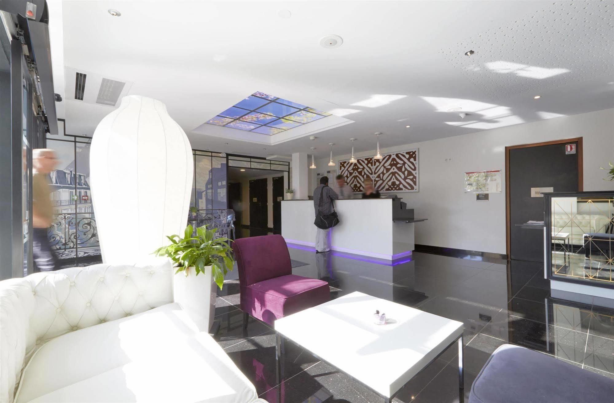 Kyriad Saint Quentin En Yvelines - Montigny Exterior foto