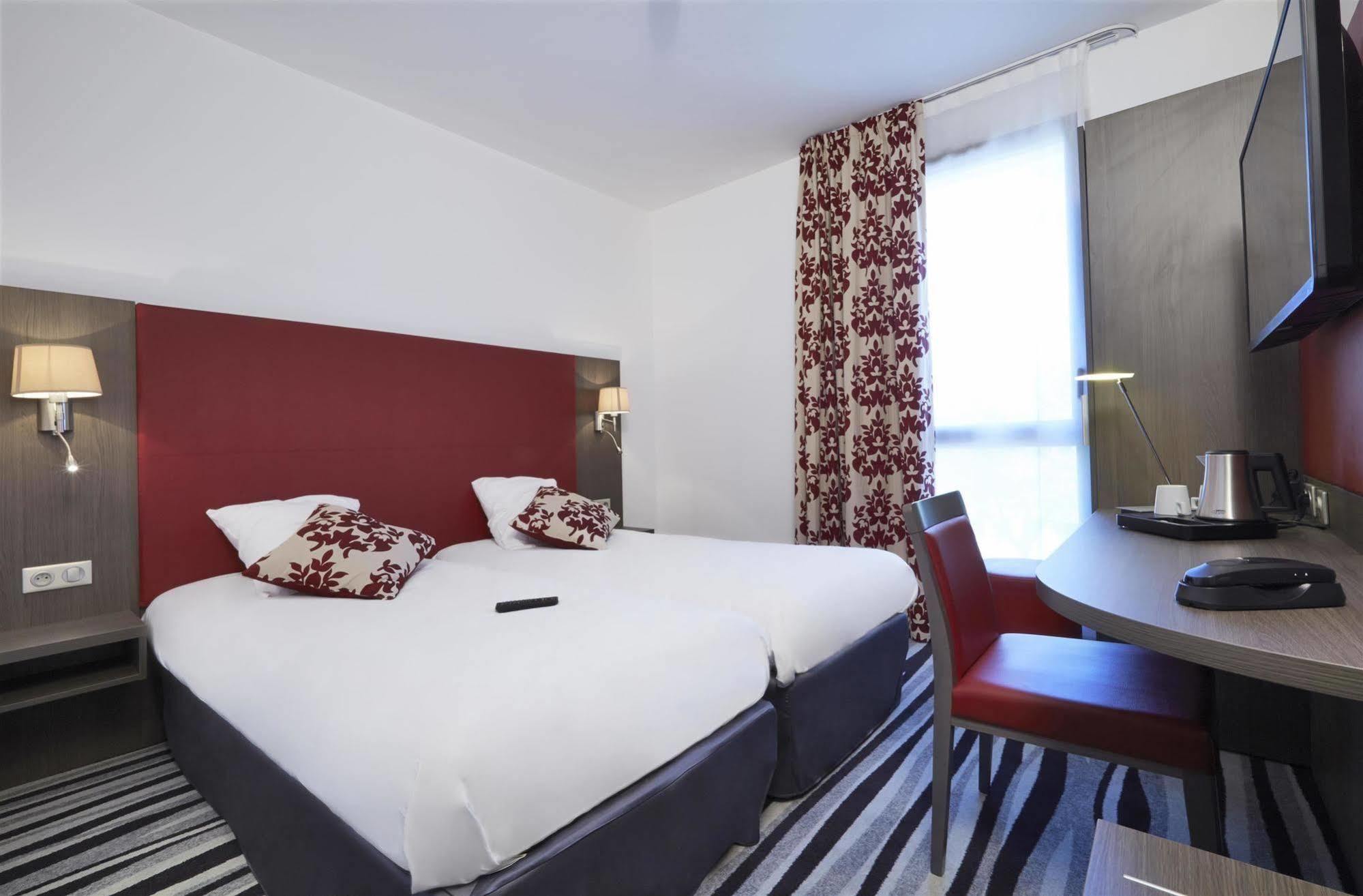 Kyriad Saint Quentin En Yvelines - Montigny Exterior foto