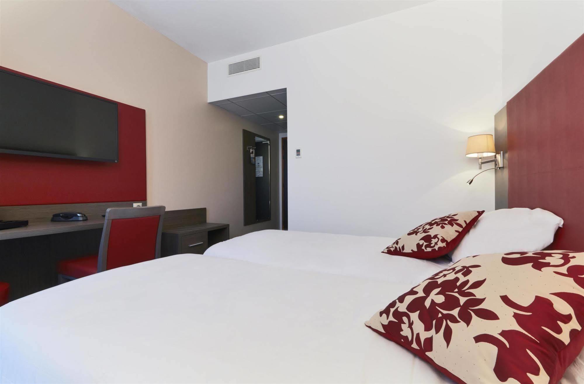 Kyriad Saint Quentin En Yvelines - Montigny Exterior foto