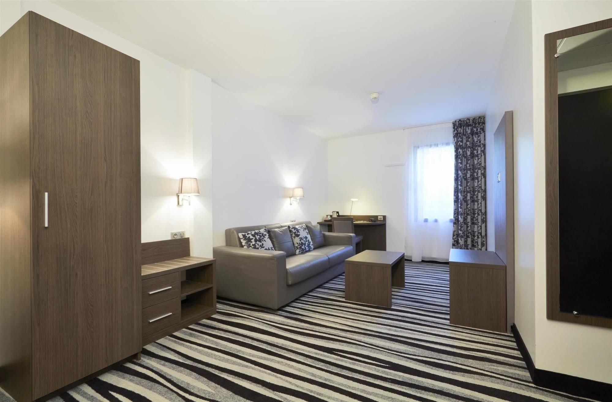 Kyriad Saint Quentin En Yvelines - Montigny Exterior foto
