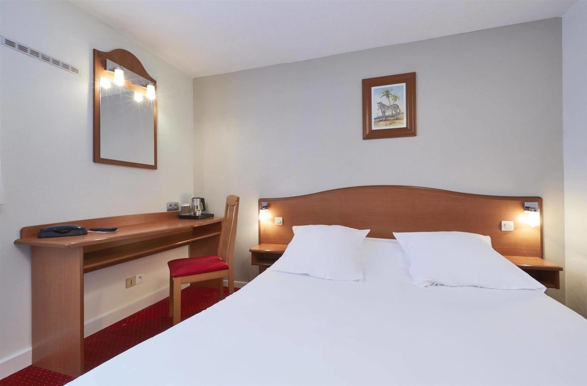 Kyriad Saint Quentin En Yvelines - Montigny Exterior foto