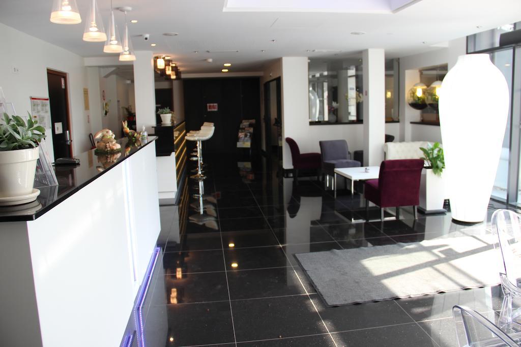 Kyriad Saint Quentin En Yvelines - Montigny Exterior foto